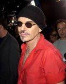 El ex de Angelina Jolie, ahora causa revuelo similar a Joaquin Phoenix